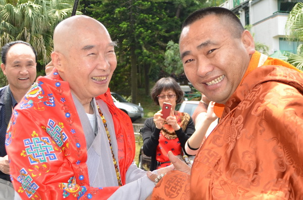 净土法门法师:丽江仲巴活佛送我一部藏密专修净土法门的经典 净土法门法师:丽江仲巴活佛送我一部藏密专修净土法门的经典