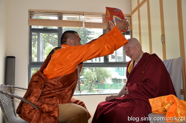 净土法门法师:丽江仲巴活佛送我一部藏密专修净土法门的经典 净土法门法师:丽江仲巴活佛送我一部藏密专修净土法门的经典